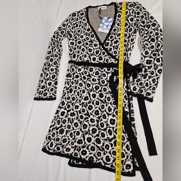 Diane Von Furstenberg Target Black And White Wrap Sweater Cardigan Size XXS NWT - Picture 10 of 10